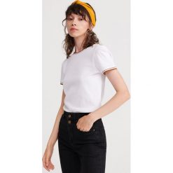 T-shirt z prążkowanej dzianiny - Biały. Białe t-shirty damskie Reserved, s, bez wzorów, z dzianiny, bez kołnierzyka. Za 59,99 zł.