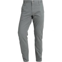 DOCKERS ALPHA ORIGINAL Spodnie materiałowe sedona sage. Szare spodnie męskie marki DOCKERS, m, bez wzorów, z elastanu. Za 379,00 zł.