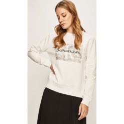 Calvin Klein Jeans - Bluza. Białe bluzy damskie Calvin Klein Jeans, s, z nadrukiem, z bawełny, bez rękawów, bez kaptura. W wyprzedaży za 299,90 zł.