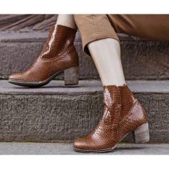 Botki na słupku z wywijaną cholewką - skóra naturalna - model 454 - kolor rudy kroko. Czerwone botki damskie Zapato, na wiosnę, ze skóry, eleganckie, za kostkę, na wysokim obcasie, na obcasie, na zamek. Za 399,00 zł.