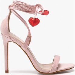 Public Desire - Sandały Venus. Szare sandały damskie marki Public Desire, z materiału, na obcasie. W wyprzedaży za 119,90 zł.