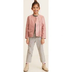 Mango Kids - Kurtka dziecięca Arpa 110-164 cm. Różowe kurtki dziewczęce marki Mango Kids, bez wzorów, z bawełny, krótkie, bez kaptura. Za 159,90 zł.
