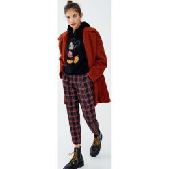 Spodnie joggersy w kratkę. Czerwone spodnie damskie Pull&Bear. Za 79,90 zł.