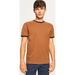 T-shirty męskie: T-shirt z kontrastową lamówką - Brązowy