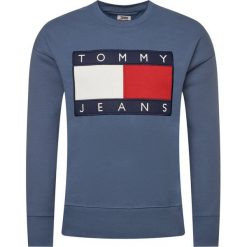 Bluza Tommy Jeans TJM Tommy Flag Crew DM0DM07201. Niebieskie bluzy męskie Tommy Jeans, m, bez wzorów, z bawełny, bez kołnierzyka, bez rękawów, bez kaptura. Za 549,00 zł.