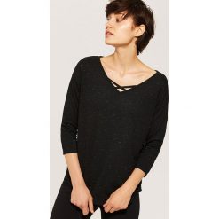 Oversize'owa bluzka - Czarny. Czarne bluzki damskie marki House, s, bez wzorów, bez kołnierzyka, bez rękawów. Za 45,99 zł.