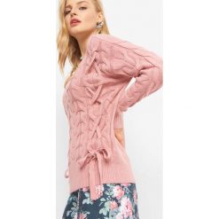 Sweter z warkoczami i wiązaniem. Różowe bez kategorii Orsay, s, z poliesteru, z kokardą. W wyprzedaży za 85,00 zł.