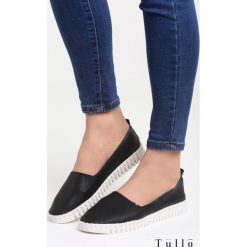 Czarne Slip On Emollients. Czarne trampki damskie slip on Born2be, z materiału. Za 79,99 zł.