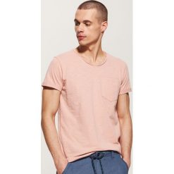T-shirty męskie: T-shirt basic z kieszonką – Kremowy