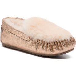Kapcie EMU AUSTRALIA - Cairns Reverse Metalic W11996 Rose Gold. Żółte klapki damskie EMU Australia, bez wzorów, ze skóry, bez obcasa. W wyprzedaży za 299,00 zł.
