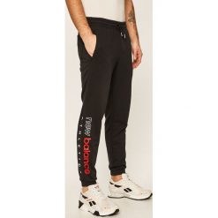 New Balance - Spodnie. Czarne spodnie męskie New Balance, na co dzień, s, z nadrukiem, z bawełny. Za 299,90 zł.