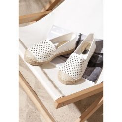 Białe Espadryle Brotherly. Białe espadryle damskie Renee, z aplikacjami, bez obcasa, na płaskiej podeszwie. Za 89,99 zł.