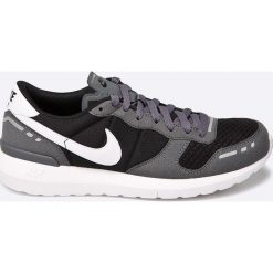 Nike Sportswear - Buty Nike Air VRTX 17. Szare halówki męskie Nike Sportswear, z materiału, trekkingowe. W wyprzedaży za 219,90 zł.