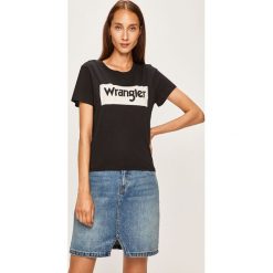 Wrangler - T-shirt. Czarne bluzki damskie Wrangler, s, z nadrukiem, z bawełny, z okrągłym kołnierzem. W wyprzedaży za 59,90 zł.
