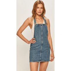 Pepe Jeans - Sukienka jeansowa Vesta. Niebieskie sukienki damskie Pepe Jeans, na co dzień, xs, bez wzorów, z bawełny, casualowe, z okrągłym kołnierzem, bez rękawów, mini, proste. W wyprzedaży za 299,90 zł.