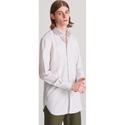 Bawełniana koszula regular fit - Jasny szary. Szare koszule męskie Reserved, m, bez wzorów, z bawełny, bez kołnierzyka, bez rękawów. W wyprzedaży za 69,99 zł.