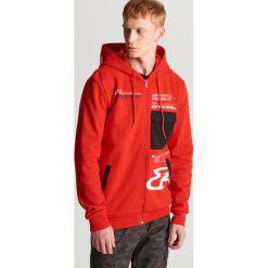 Rozpinana bluza z kontrastową kieszenią - Czerwony. Czerwone bluzy męskie Cropp, s, bez wzorów, z kontrastowym kołnierzykiem, bez rękawów, bez kaptura. Za 139,99 zł.