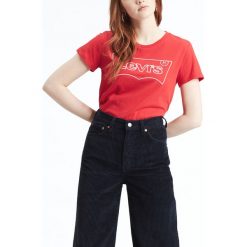 Levi's The Perfect Koszulka Czerwony. Czerwone koszulki damskie Levi's®, s, z nadrukiem, z bawełny, bez kołnierzyka, z krótkim rękawem. Za 137,95 zł.