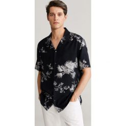 Mango Man - Koszula Rama. Czarne koszule męskie Mango Man, xl, bez wzorów, z wiskozy, klasyczne, z klasycznym kołnierzykiem, z krótkim rękawem. Za 139,90 zł.