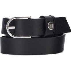 Tommy Hilfiger Pasek Czarny. Czarne paski damskie TOMMY HILFIGER, w paski, ze skóry. Za 187,95 zł.