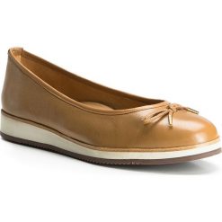 Buty damskie. Baleriny damskie Wittchen, bez wzorów, ze skóry, sportowe, na wysokim obcasie. W wyprzedaży za 229,90 zł.