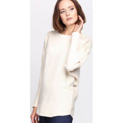 Beżowy Sweter Incidental. Brązowe swetry klasyczne damskie Born2be, l, z dzianiny, z dekoltem w łódkę. Za 59,99 zł.