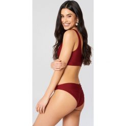 Hannalicious x NA-KD Dół bikini z marszczeniem - Red. Czerwone bikini marki Hannalicious x NA-KD. W wyprzedaży za 40,48 zł.