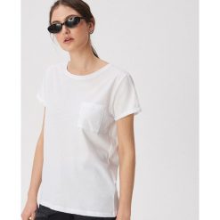 Bawełniany t-shirt z kieszonką - Biały. Białe t-shirty damskie marki Sinsay, s, bez wzorów, z bawełny, bez kołnierzyka. Za 14,99 zł.
