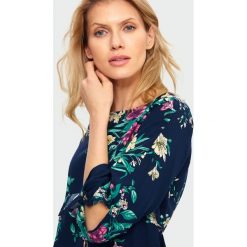 Bluzka w kwiaty. Bluzki damskie Greenpoint, w kwiaty, z wiskozy, bez kołnierzyka, bez rękawów. Za 39,99 zł.