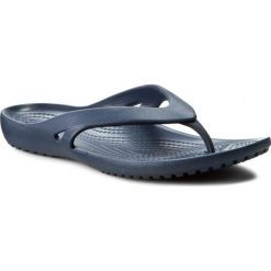 Japonki CROCS - Kadee II Flip W 202492 Navy. Niebieskie klapki damskie Crocs, bez wzorów, z tworzywa sztucznego, bez obcasa. W wyprzedaży za 79,00 zł.