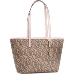 Torebka DKNY - Bryant Lg Zip Tote R74AJ014 Chino Logo-Iconic Blush. Brązowe chinosy damskie DKNY, bez wzorów, ze skóry ekologicznej, klasyczne, na ramię, bez dodatków. W wyprzedaży za 469,00 zł.