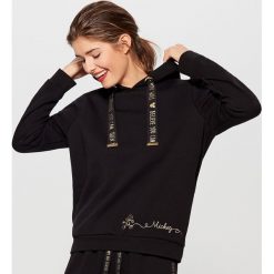 Bluza z kapturem Mickey Mouse Special Collection - Czarny. Czarne bluzy z kapturem damskie marki Mohito, l, z motywem z bajki. Za 119,99 zł.