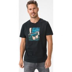 Jack & Jones Close Up Koszulka Czarny. Czarne podkoszulki męskie Jack & Jones, m, z nadrukiem, z bawełny, z krótkim rękawem. Za 66,95 zł.