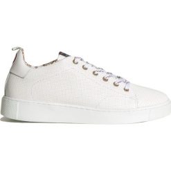 Buty AERONAUTICA MILITARE. Białe buty sportowe damskie Aeronautica Militare, z aplikacjami, ze skóry, klasyczne. Za 870,00 zł.