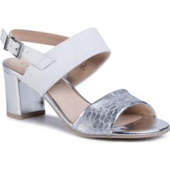 Sandały CAPRICE - 9-28302-24 Silver/White 928. Szare klapki damskie Caprice, bez wzorów, ze skóry, bez obcasa, na obcasie. Za 249,00 zł.