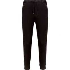 Spodnie EA7 EMPORIO ARMANI. Czarne spodnie męskie EA7 Emporio Armani, na co dzień, bez wzorów, sportowe. W wyprzedaży za 522,00 zł.