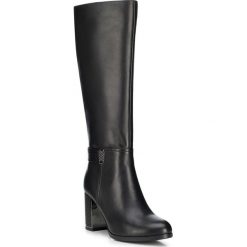 Buty damskie. Czerwone kozaki damskie Wittchen, na zimę, ze skóry, bez obcasa, na obcasie, z paskami. W wyprzedaży za 415,92 zł.