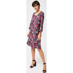 Sukienka w kwiaty. Czarne sukienki damskie Moodo, na co dzień, xs, z nadrukiem, z elastanu, z dekoltem w serek, bez rękawów, oversize. Za 39,99 zł.