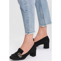 Czarne Czółenka Paisley. Czarne czółenka damskie vices, bez wzorów, ze skóry, bez obcasa, na słupku. Za 59,99 zł.