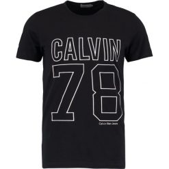 Calvin Klein Jeans TIMBALL SLIM FIT TEE Tshirt z nadrukiem black. Czarne koszulki polo Calvin Klein Jeans, m, z nadrukiem, z bawełny. Za 229,00 zł.