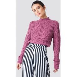 NA-KD Sweter z warkoczowym splotem - Purple. Fioletowe swetry klasyczne damskie NA-KD, z dzianiny, z okrągłym kołnierzem. Za 161,95 zł.