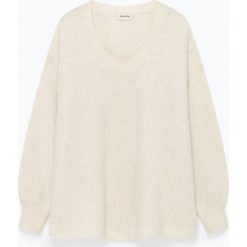 Sweter "Zapitown" w kolorze kremowym. Białe swetry damskie American Vintage, bez wzorów, z wełny, bez rękawów, bez kaptura. W wyprzedaży za 214,95 zł.