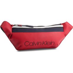 Saszetka nerka CALVIN KLEIN - Collegic Urban Crossbody K60K604456 626. Czerwone nerki damskie Calvin Klein, ze skóry ekologicznej, młodzieżowe. W wyprzedaży za 299,00 zł.