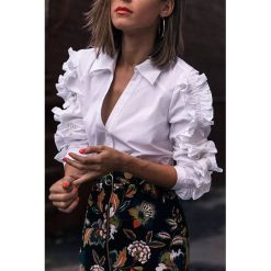 Koszula damska RICKA. Białe bluzki damskie IVET, na co dzień, bez wzorów, eleganckie, z falbankami, bez rękawów. W wyprzedaży za 99,00 zł.