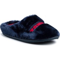 Kapcie TOMMY HILFIGER - Tommy Womens Fur Slipper FW0FW04367 RWB 020. Niebieskie klapki damskie TOMMY HILFIGER, bez wzorów, z tworzywa sztucznego, bez obcasa. W wyprzedaży za 189,00 zł.