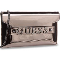 Torebka GUESS - HWMM69 97730 PEW. Szare torebki klasyczne damskie marki Guess, z aplikacjami, ze skóry ekologicznej. W wyprzedaży za 289,00 zł.