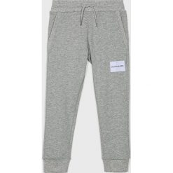 Calvin Klein Jeans - Spodnie dziecięce 116-176 cm. Czarne spodnie chłopięce marki Calvin Klein Jeans, bez wzorów, z elastanu, casualowe. Za 269,90 zł.