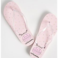 Klapki Sweet cataroons - Różowy. Różowe klapki damskie marki Sinsay, bez wzorów, bez obcasa. Za 14,99 zł.