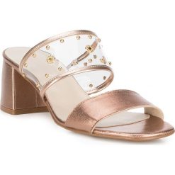 Buty damskie. Żółte klapki damskie Wittchen, w paski, ze skóry, bez obcasa, na słupku. W wyprzedaży za 219,90 zł.