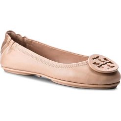 Baleriny TORY BURCH - Minnie Travel Ballet With Logo 51158251 Goan Sand 927. Brązowe klasyczne baleriny damskie Tory Burch, bez wzorów, ze skóry, bez obcasa, na płaskiej podeszwie. W wyprzedaży za 569,00 zł.